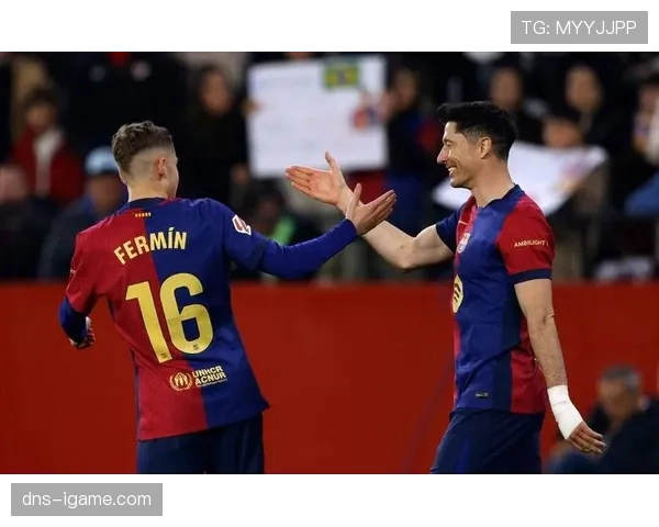 莱万多夫斯基招牌庆祝动作背后：揭秘偶像的成长故事