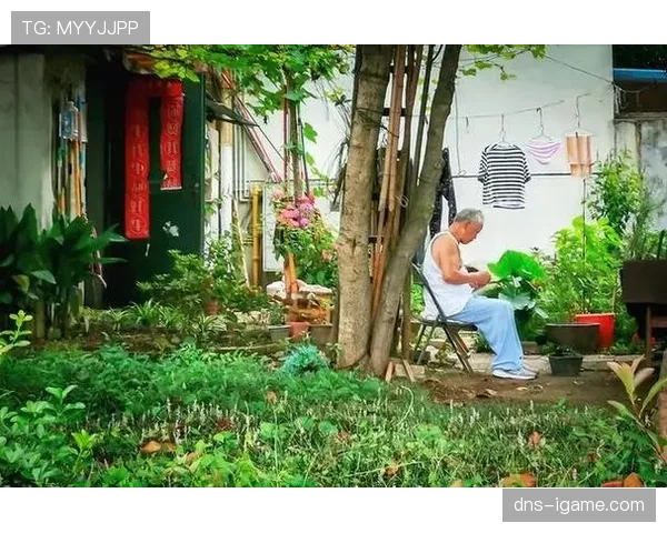 王励勤退役后住上海老洋房，每天五点起床打理院子，邻居说他买菜都用现金